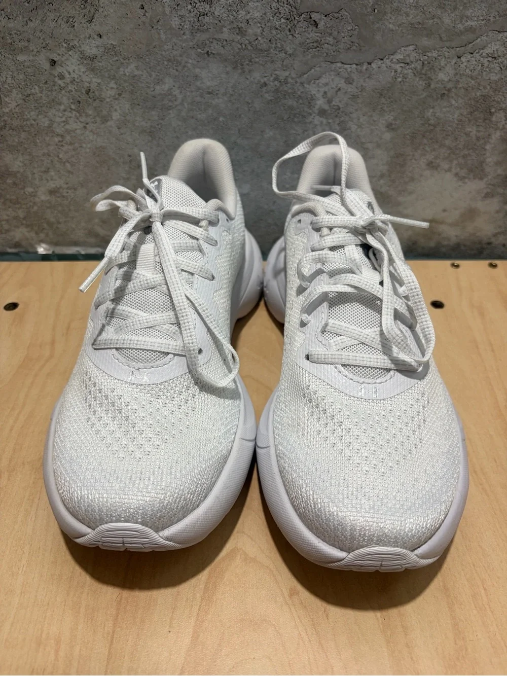 white Under Armour Infinite running shoes women’s size 7.5